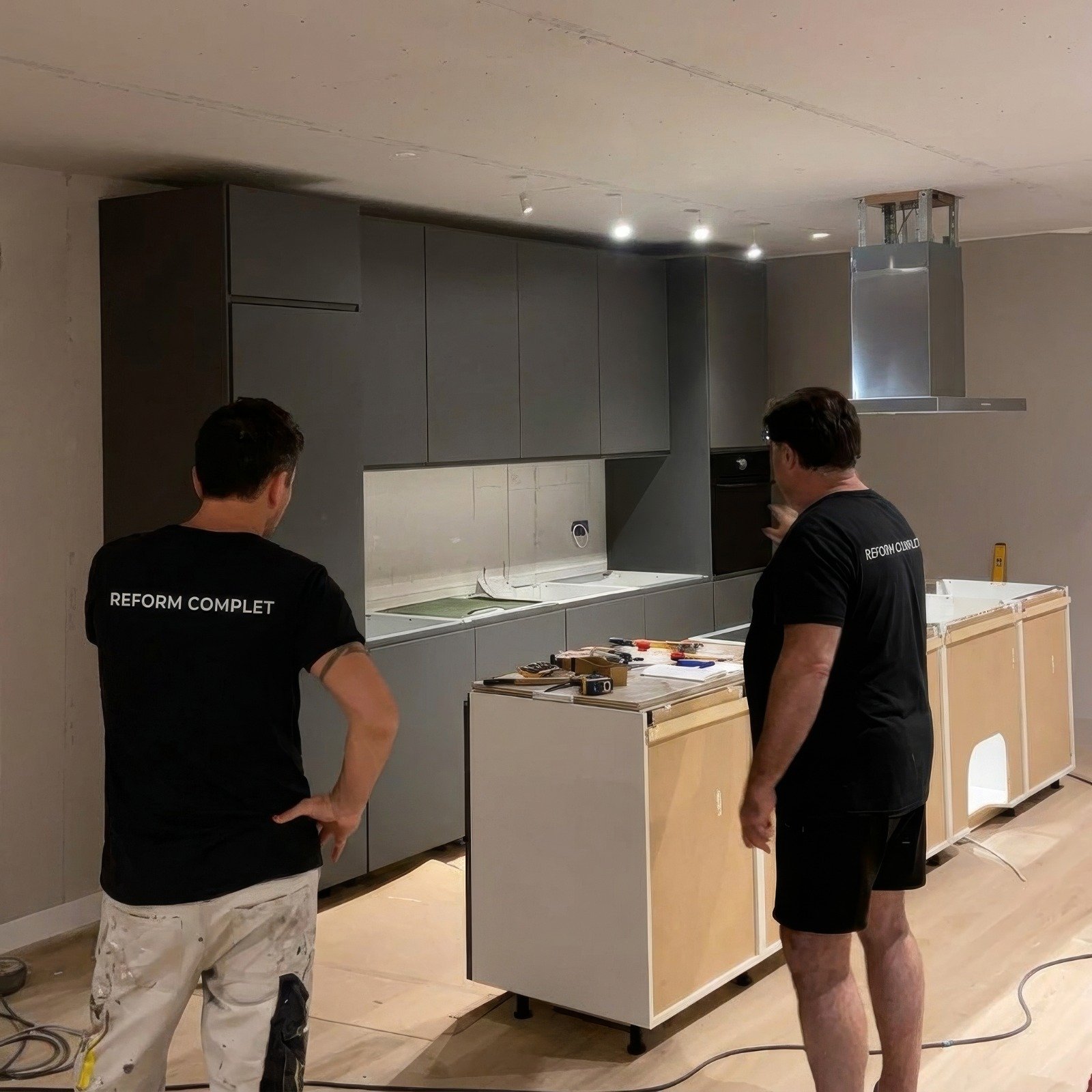 El equipo de Reform Complet trabajando en una reforma de cocina en Menorca