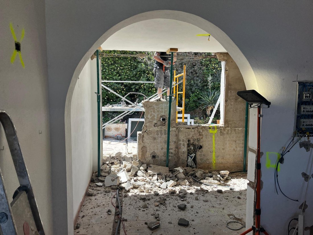 Trabajos de demolición en Arenal d'en Castell