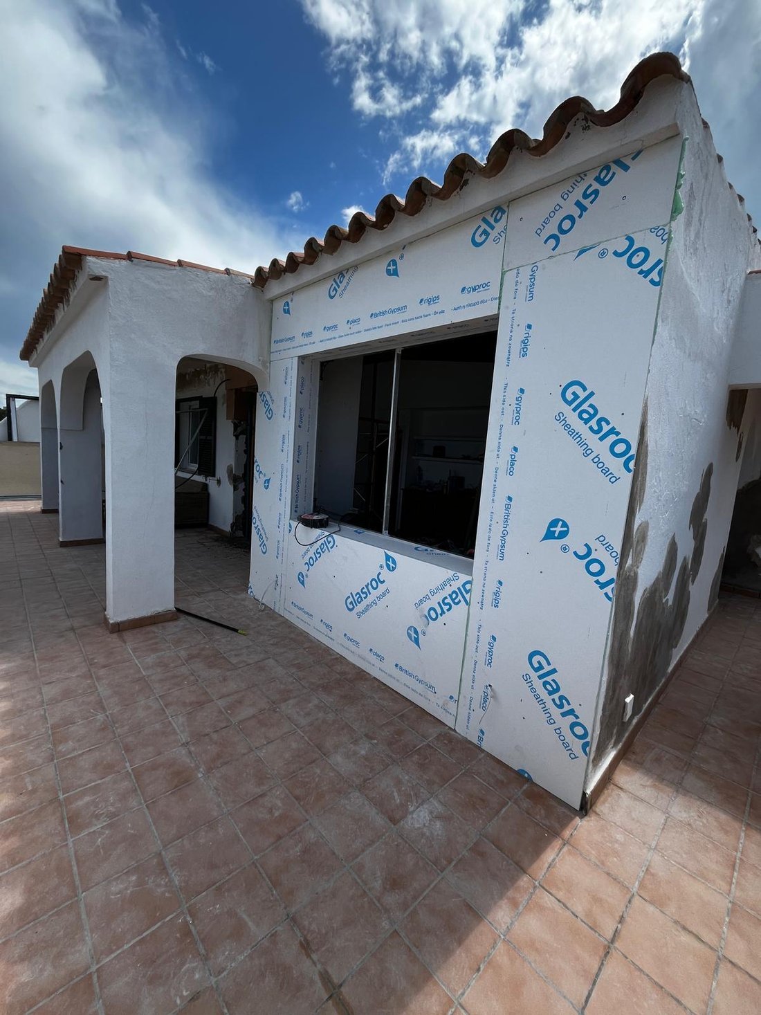 Ampliación exterior en construcción en Arenal d'en Castell
