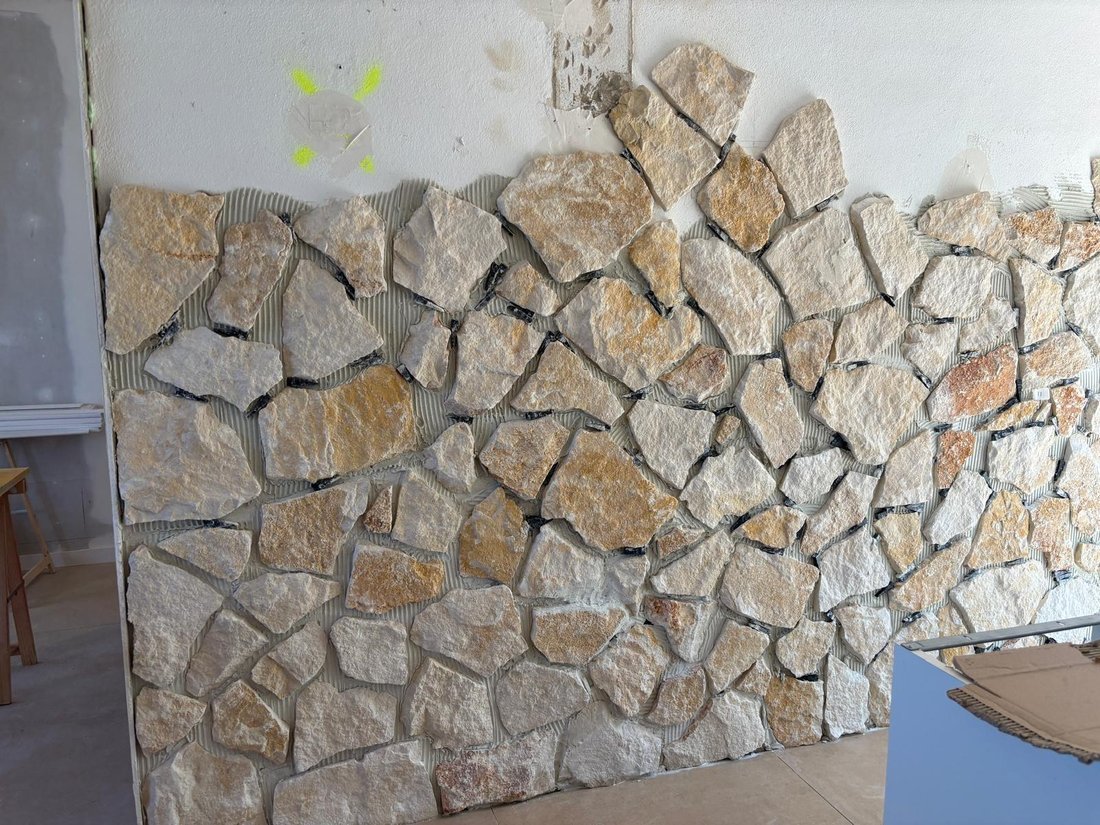 Colocación de piedra en Arenal d'en Castell