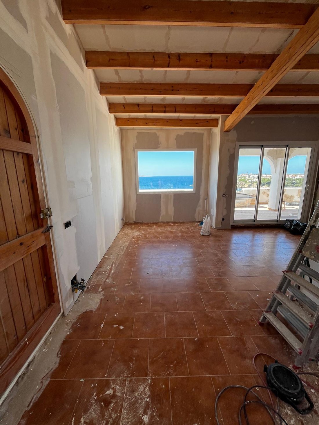 Salón en obra con vistas al mar en Arenal d'en Castell
