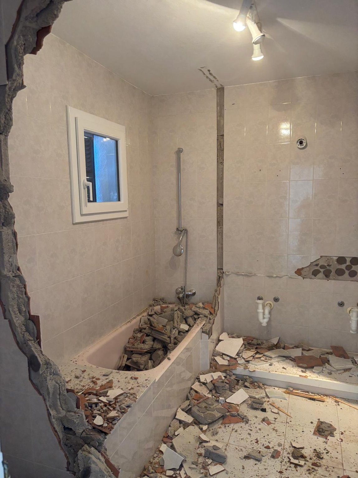 Demolición de la bañera en el baño principal