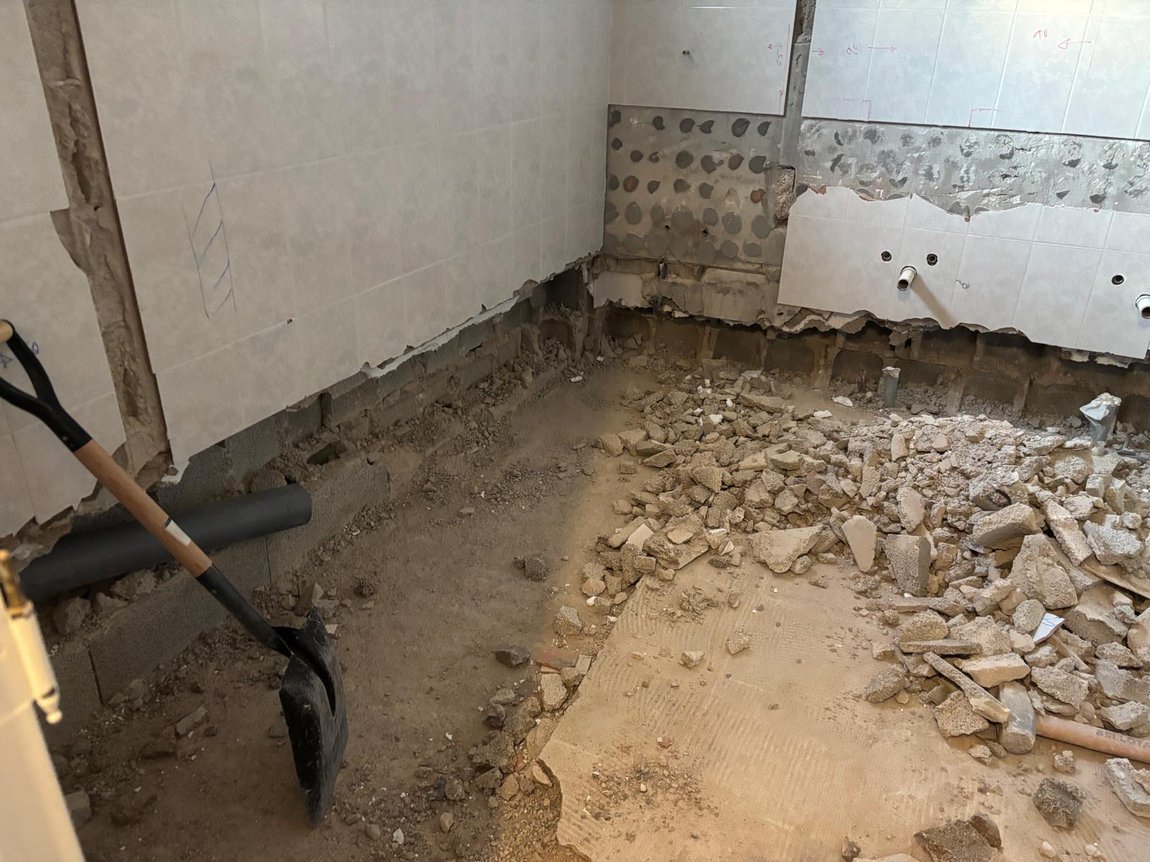 Suelo en demolición en el baño principal