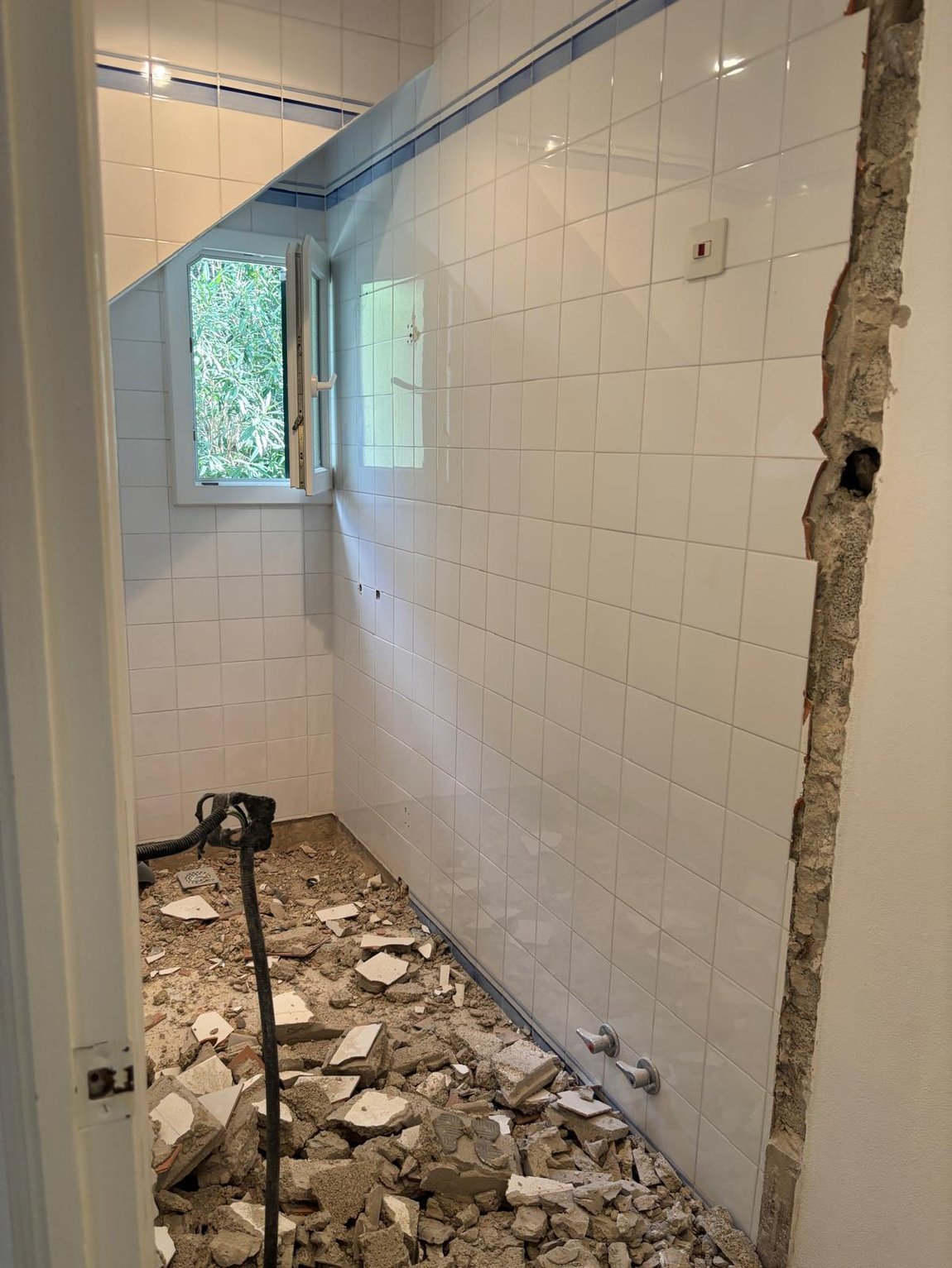Baño bajo cubierta antes de la reforma