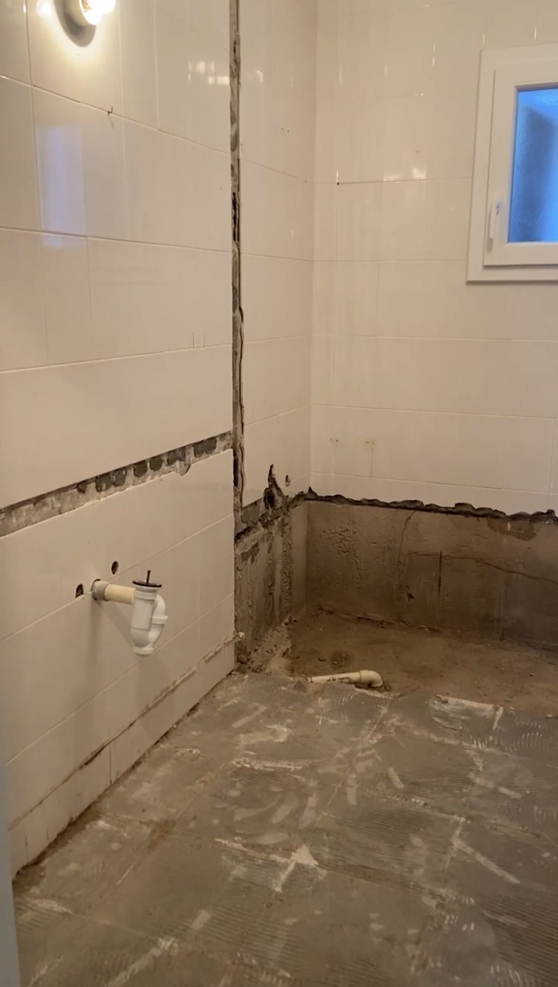 Baño antes de la reforma, en plena demolición