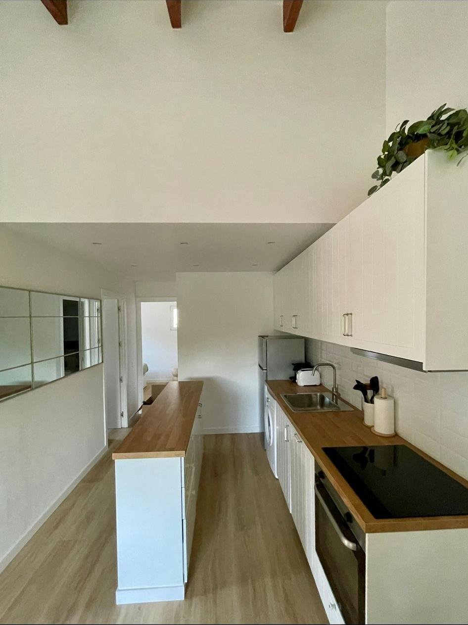 Cocina reformada con vigas de madera vistas, Apartamento Golf