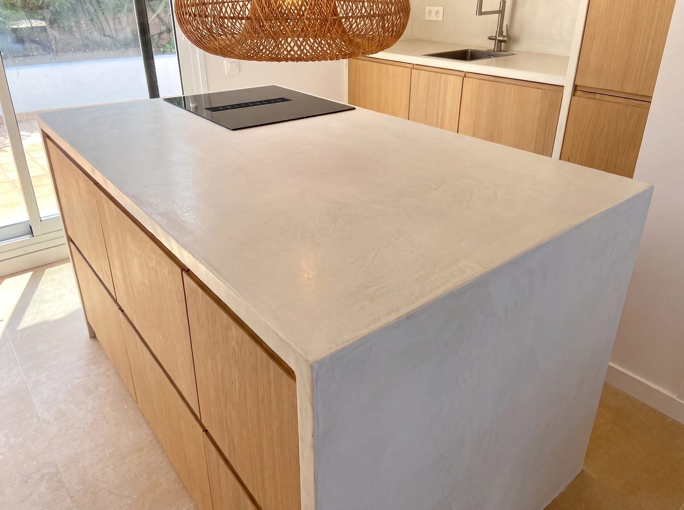 Isla de cocina en microcemento continuo, primer plano