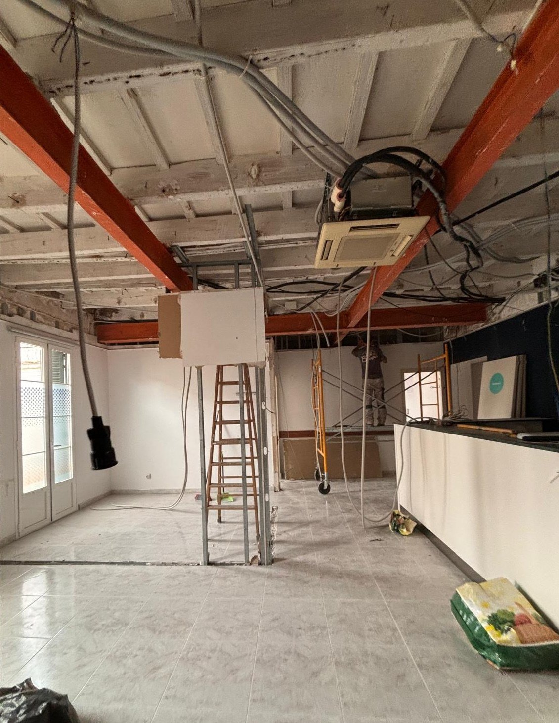 Antigua clínica dental en demolición, en el espacio que hoy es el salón y la cocina