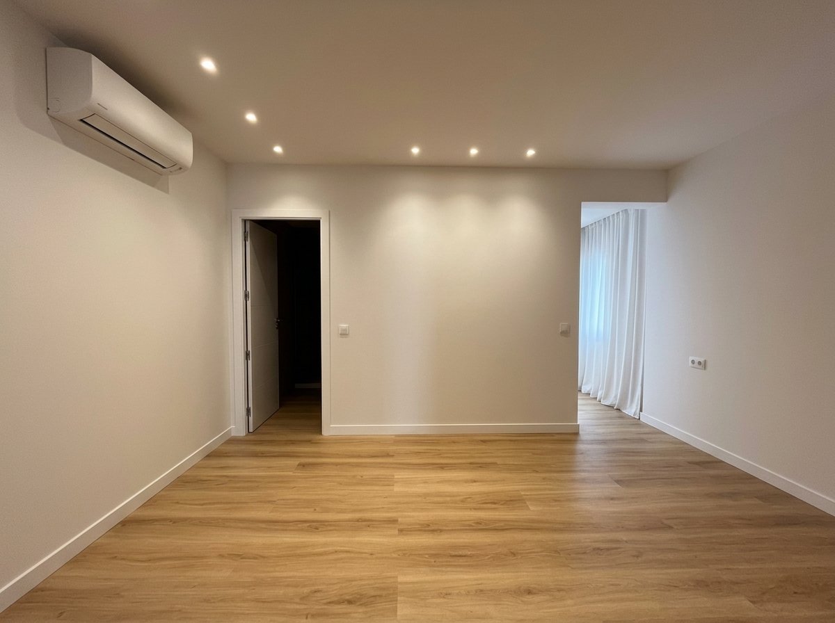 Dormitorio de una de las suites en el piso reformado de Mahón