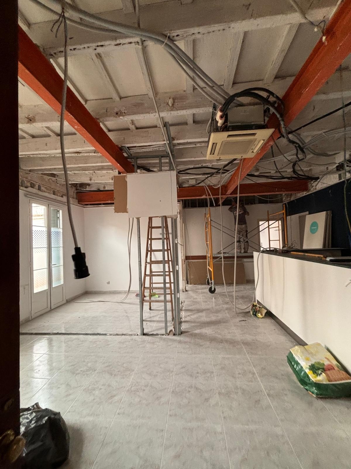 Cocina antes de la reforma en el piso de Roberto en Mahón