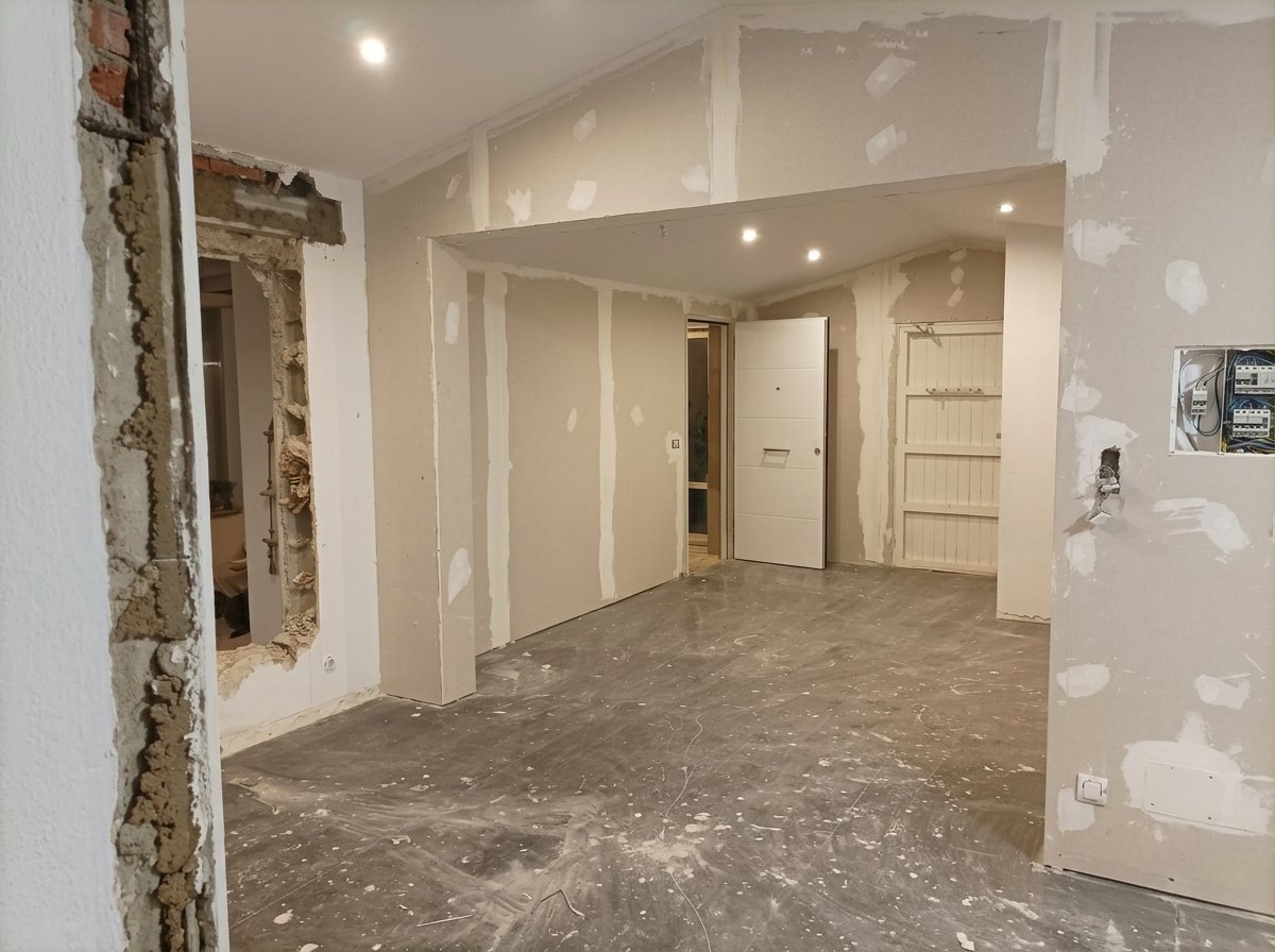 Tabiquería de pladur en obra, con techo inclinado y luces integradas