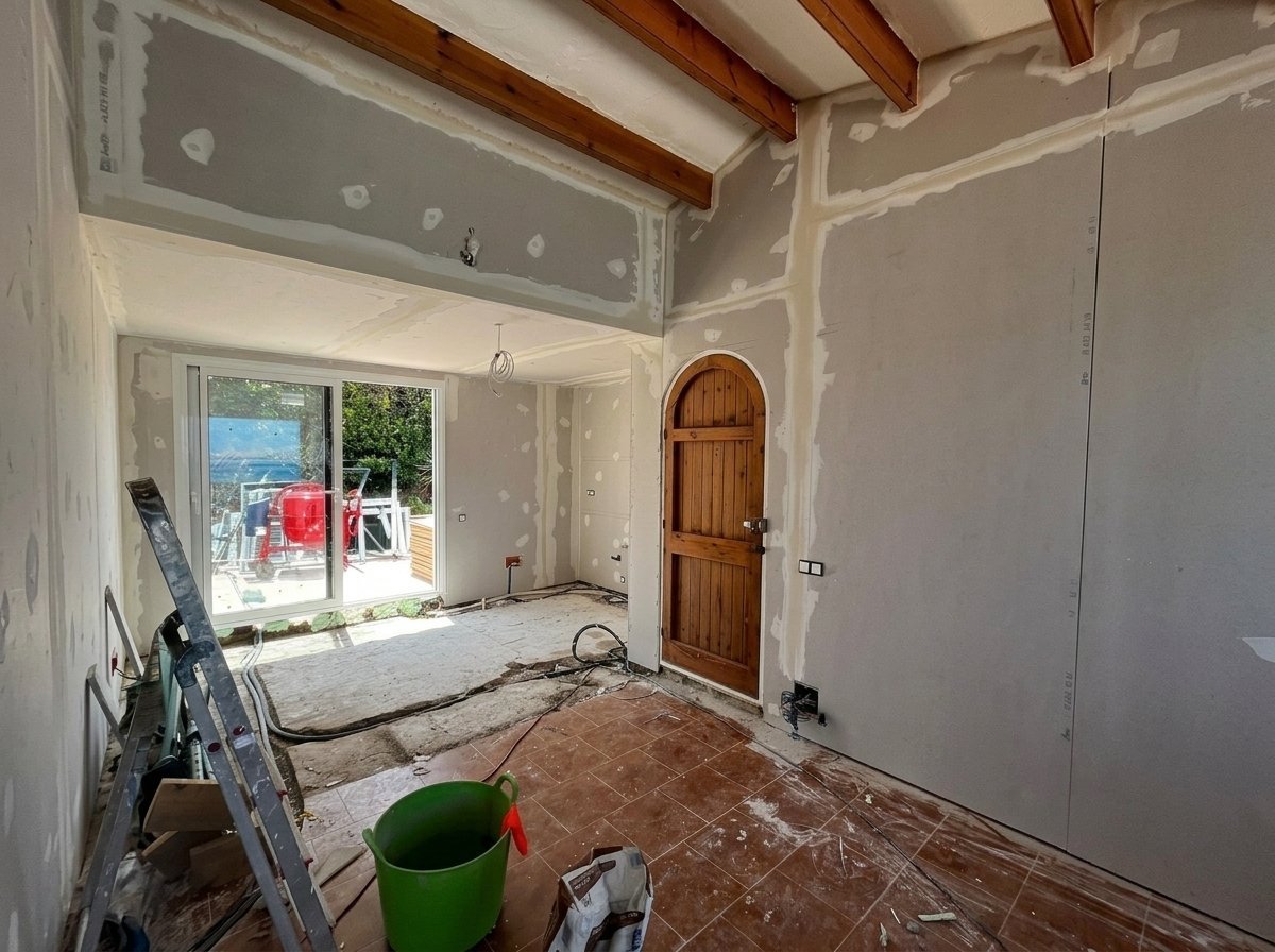 Tabiquería de pladur con techo de vigas de madera, en obra