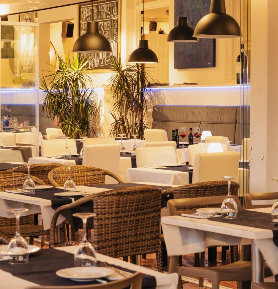 Segunda zona de comedor del restaurante en Puerto de Maó
