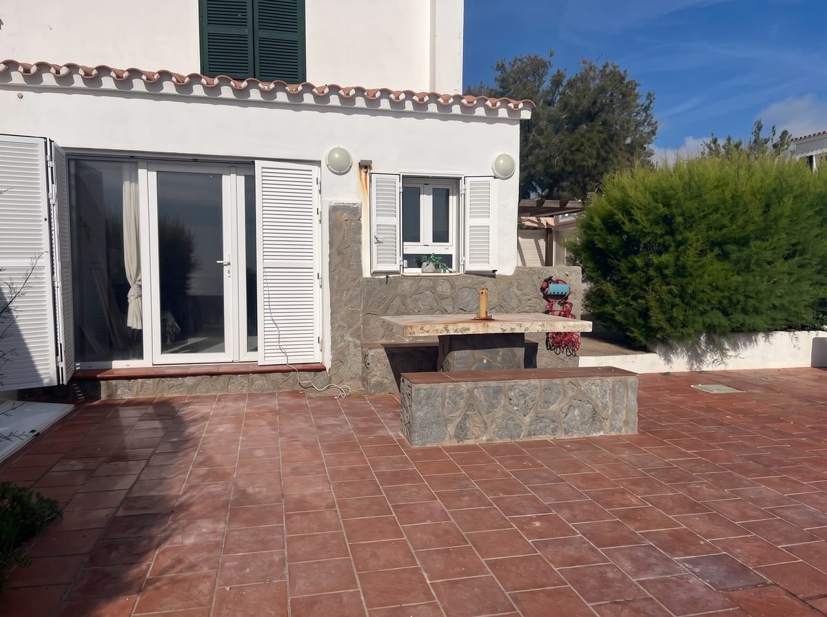 Façade et terrasse de la maison à Salgar avant la rénovation