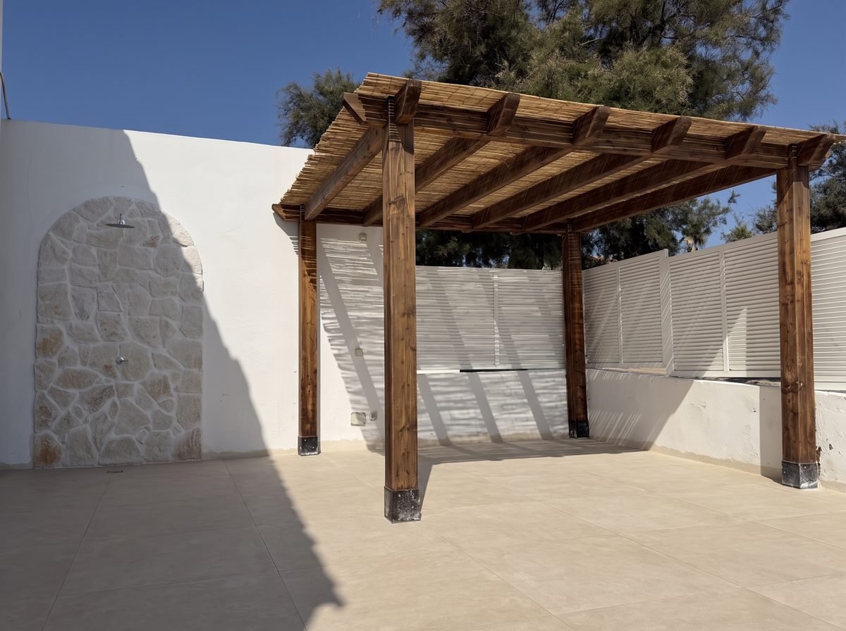 Pergola poncée et vernie avec canisse en bambou à Salgar