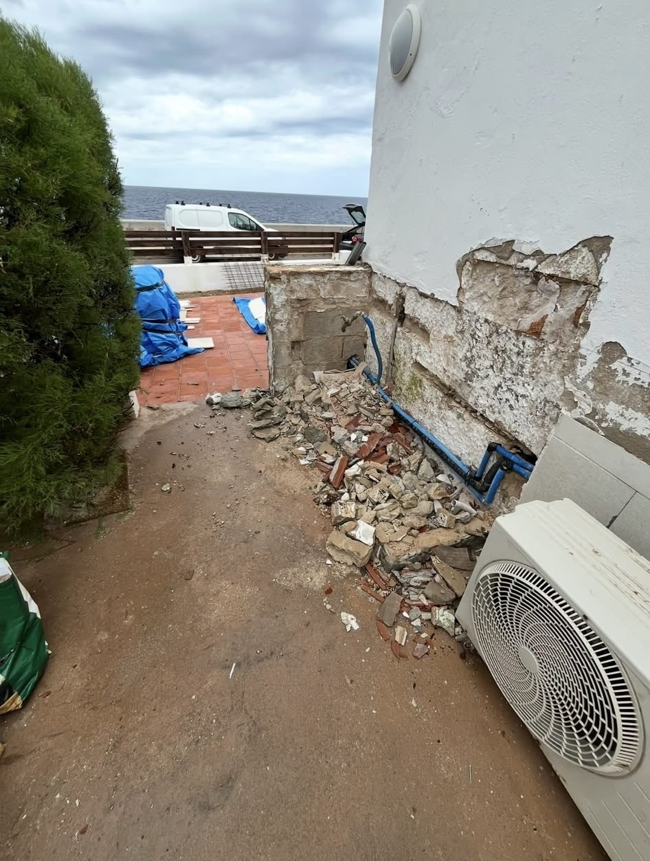 Travaux de démolition sur la terrasse à Salgar