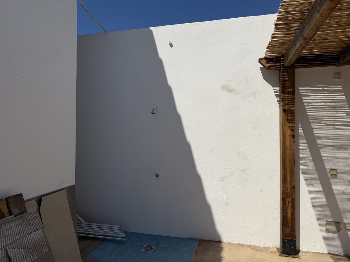 Mur de la douche avant la pose de la pierre à Salgar