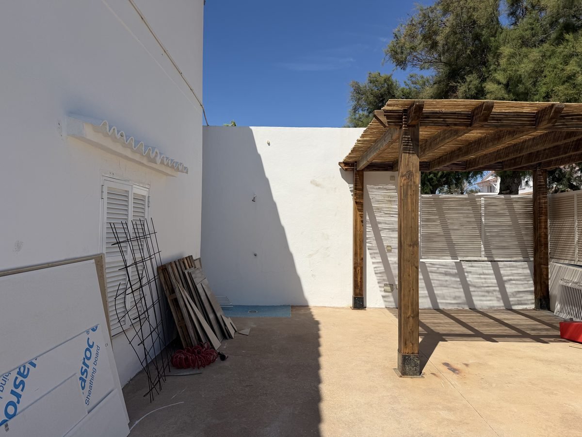 Pergola et zone de douche extérieure pendant les travaux à Salgar