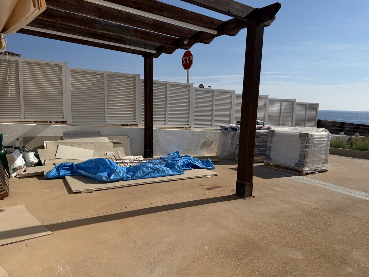 Pergola pendant les travaux de ponçage à Salgar