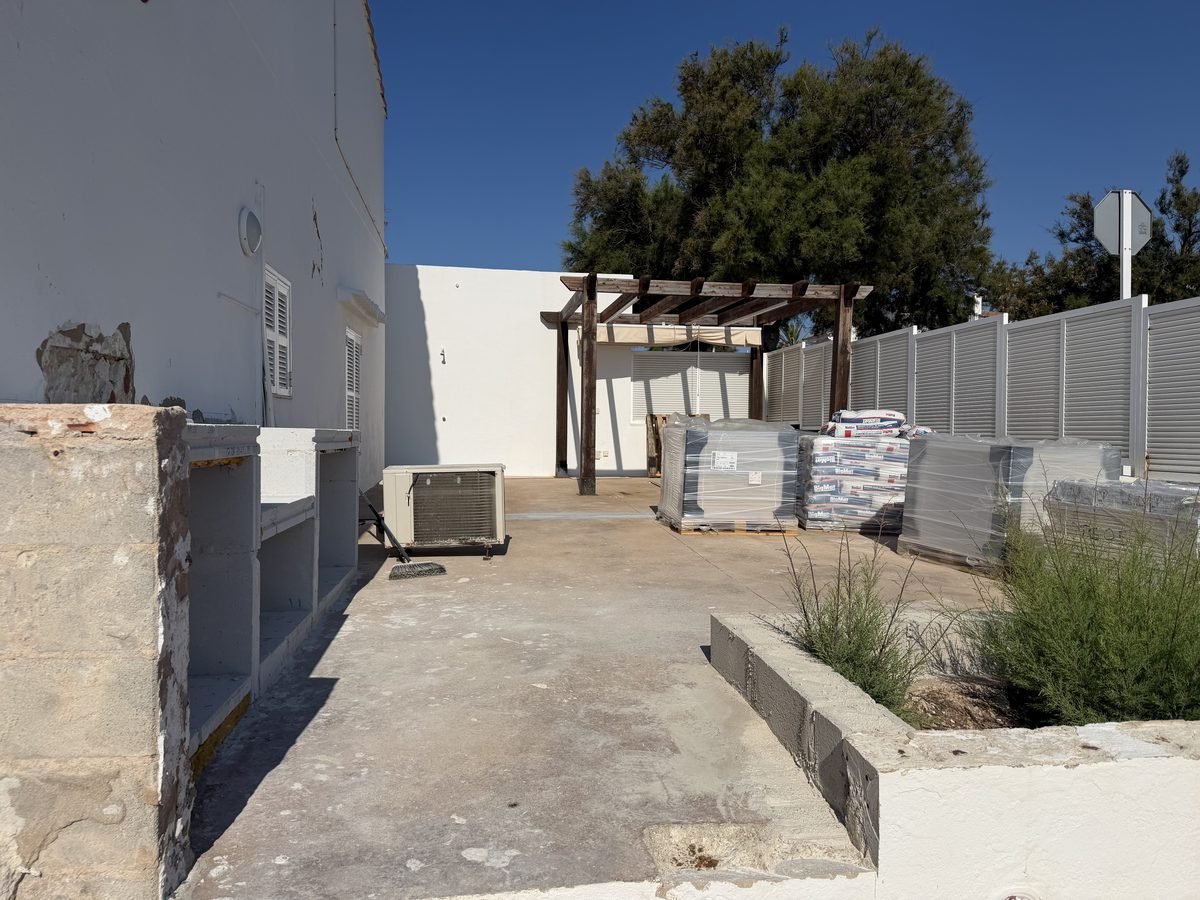 Vue large de la terrasse à Salgar pendant les travaux, avec les matériaux stockés