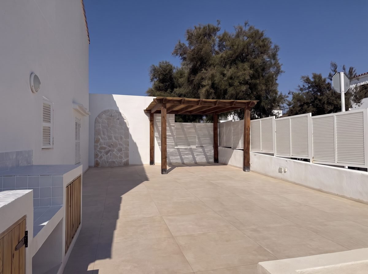 Terrasse rénovée à Salgar avec vue sur mer