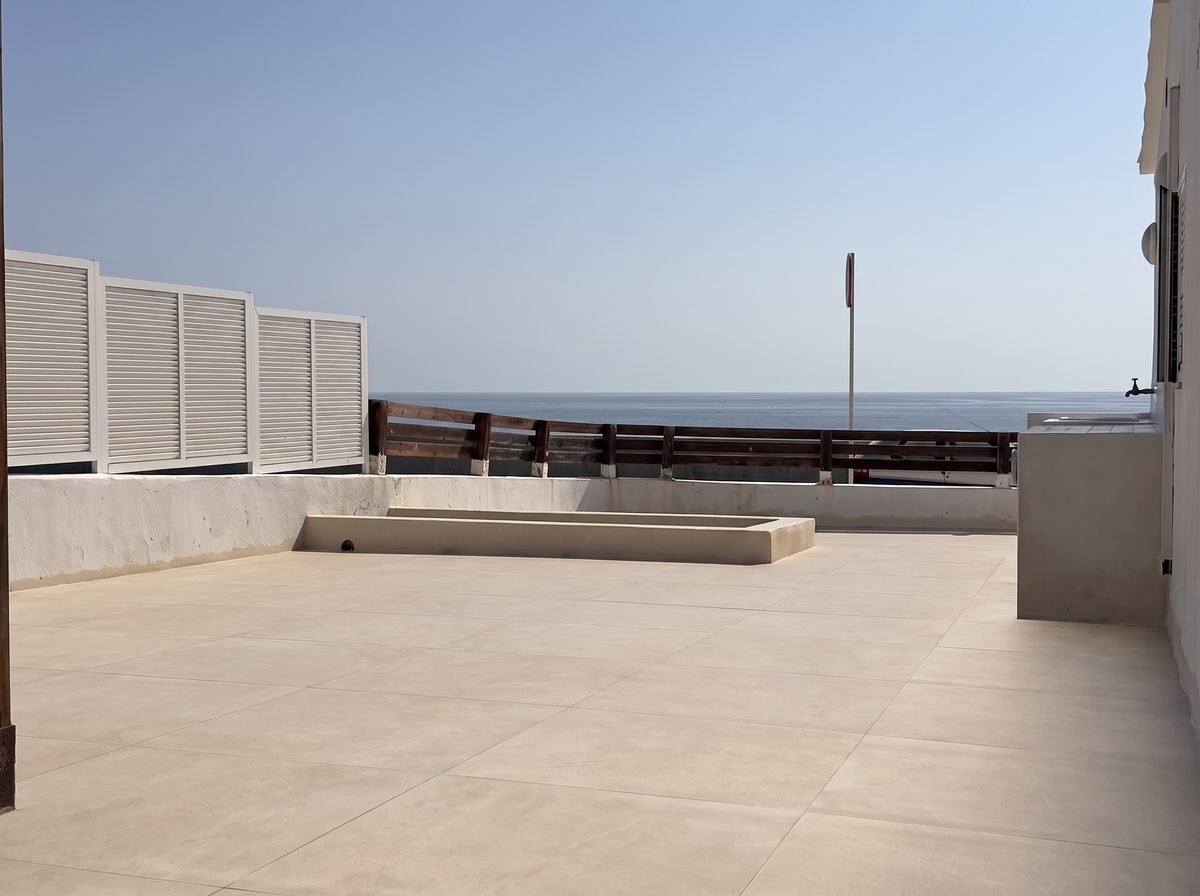 Vue de la terrasse rénovée avec carrelage neuf 90x90 à Salgar