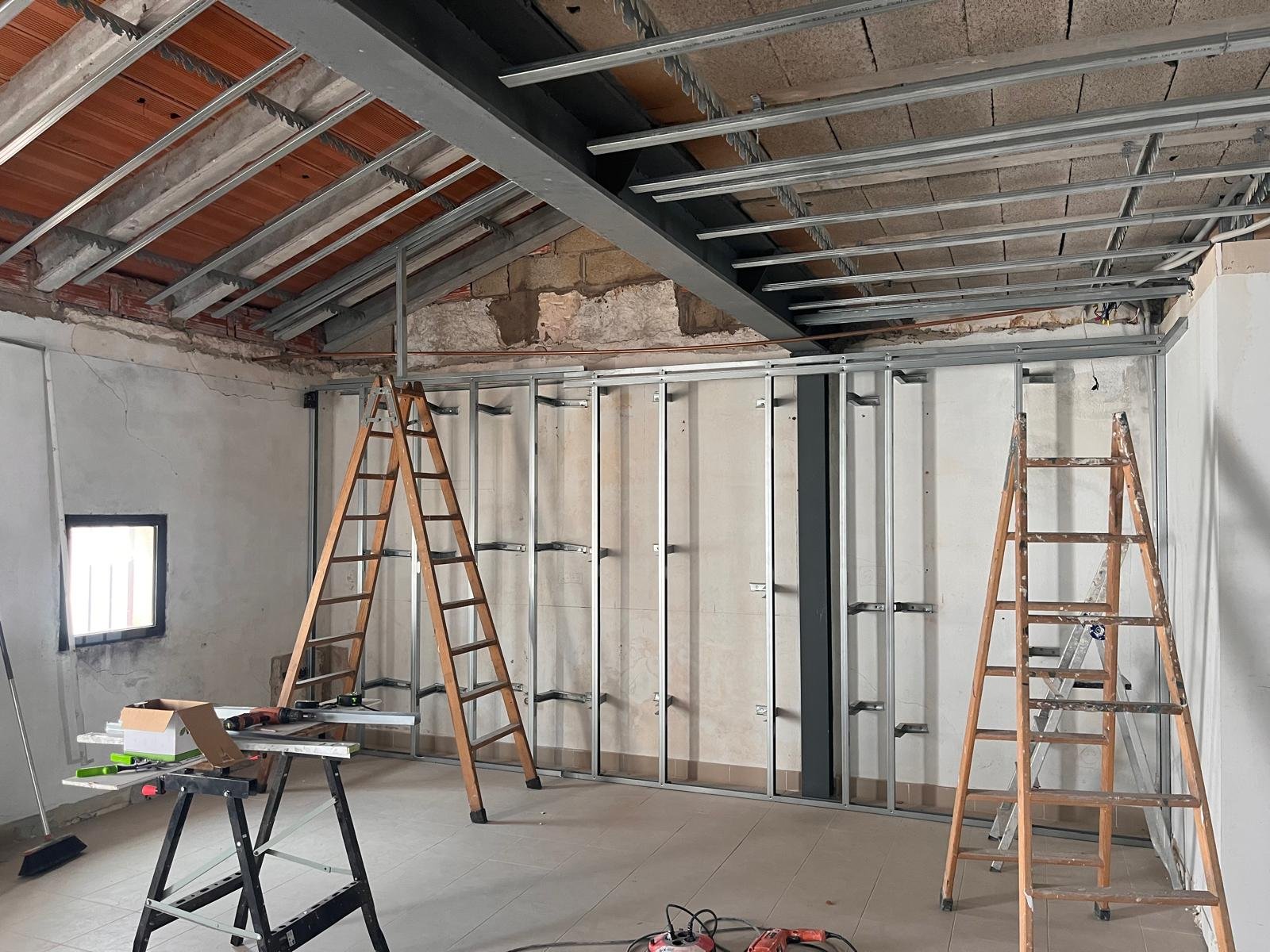 Cocina en obra antes de la reforma en Sant Lluís