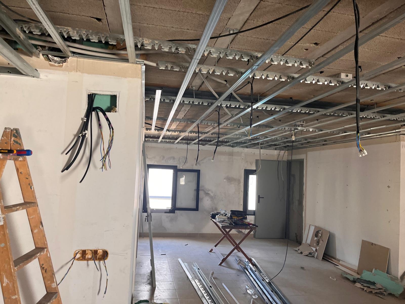 Salón-comedor en obra antes de la reforma en Sant Lluís